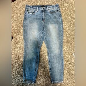 Women’s light-wash Judy Blue jeans